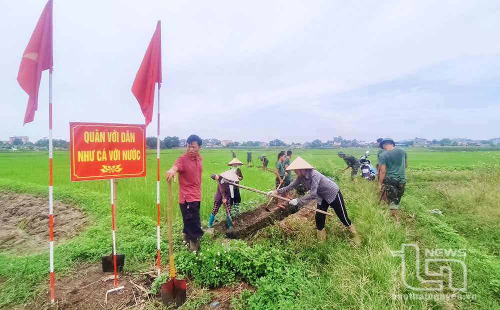 Cùng nhân dân xã Kha Sơn (Phú Bình) nạo vét hệ thống kênh mương, phục vụ sản xuất nông nghiệp.