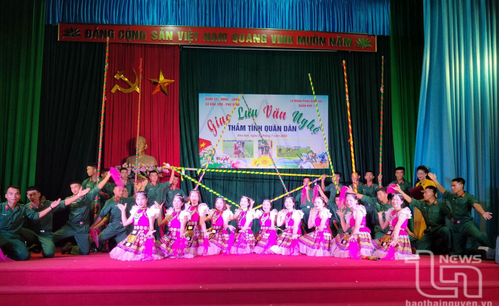 Không chỉ tham gia lao động sản xuất, cán bộ, chiến sĩ còn phối hợp tổ chức nhiều hoạt động văn nghệ, thể thao để tạo sự gắn bó, đoàn kết quân dân. Trong ảnh: Buổi giao lưu văn nghệ “Thắm tình quân dân” tại xã Kha Sơn (Phú Bình).
