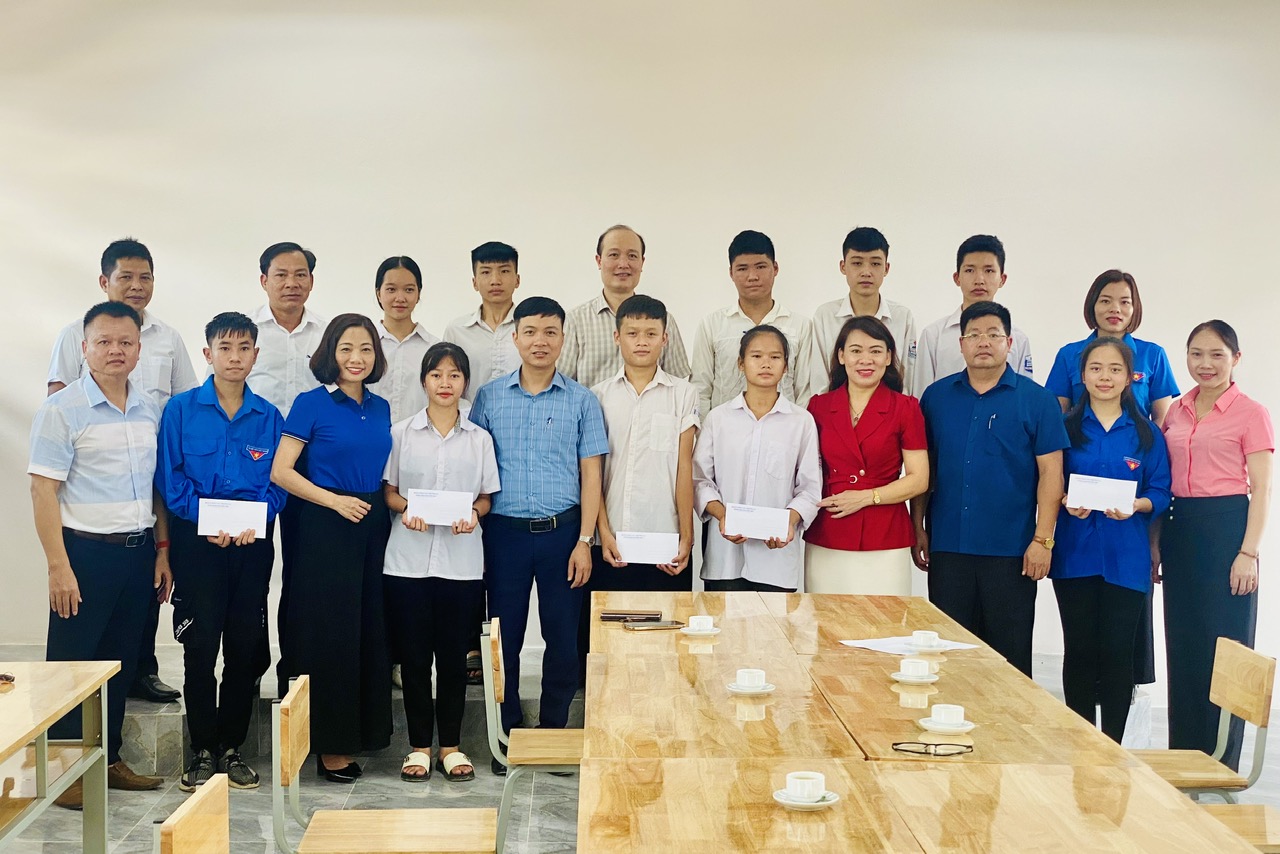 Đoàn công tác Trường Sa tặng quà học sinh Trường THPT Tức Tranh