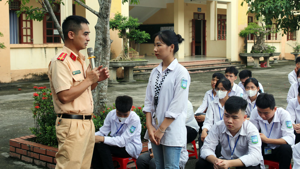 học sinh trường THPT Trần Quốc Tuấn trả lời câu hỏi giao lưu tại buổi tuyên truyền.