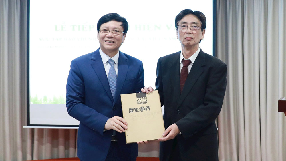 Nguyên Phó Chủ tịch Thường trực Hội Nhà báo Việt Nam Hồ Quang Lợi tiếp nhận hiện vật từ Giáo sư Shunsuke Murakami.