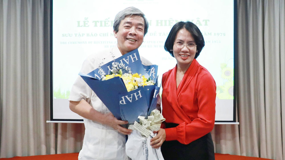 Nguyên Phó Chủ tịch Hội Nhà báo Việt Nam Hà Minh Huệ tặng hoa cho Tiến sĩ Đặng Thị Việt Phương, người đã dành nhiều công sức kết nối để hiện vật tới được Bảo tàng Báo chí Việt Nam.