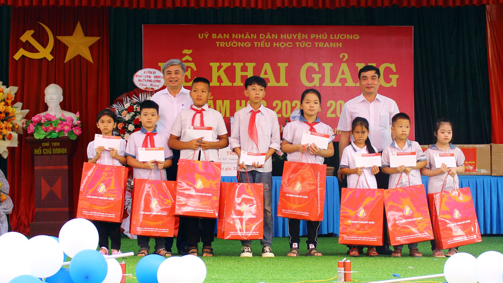 Gang thép Thái Nguyên: Tặng quà nhân dịp năm học mới