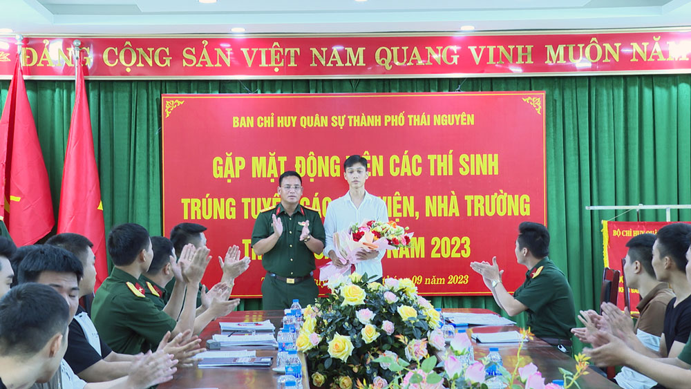 Gặp mặt thí sinh trúng tuyển vào các trường trong Quân đội