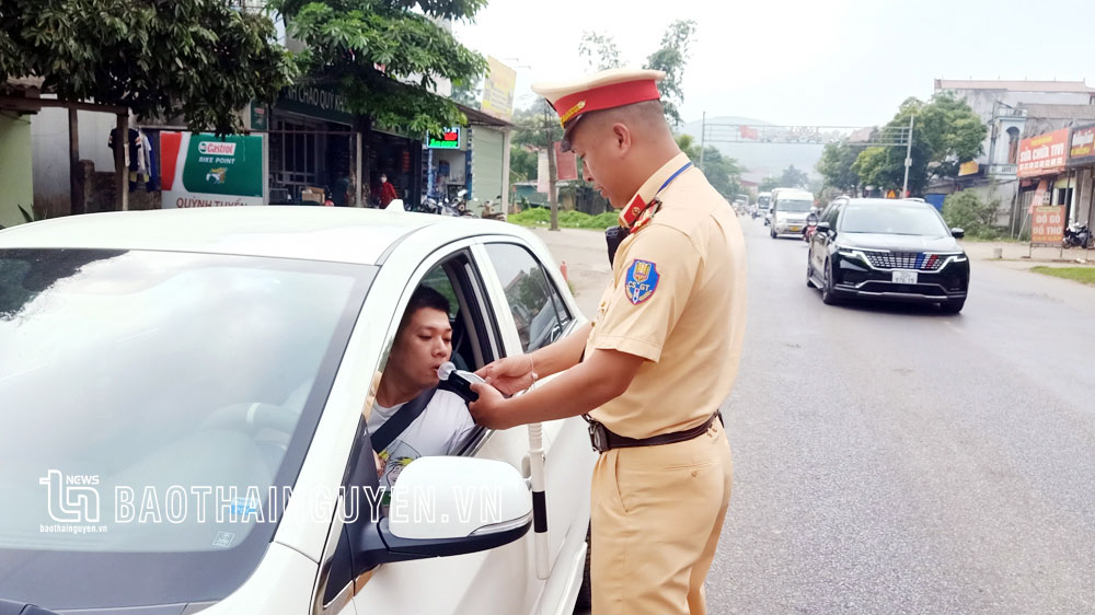 Từ 15-9, Cảnh sát giao thông không bắt buộc phải chào bằng lời nói với lái xe