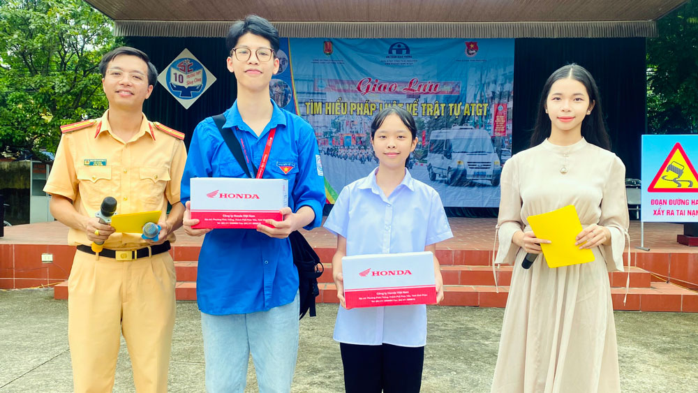 Tuyên truyền an toàn giao thông cho trên 1.400 học sinh