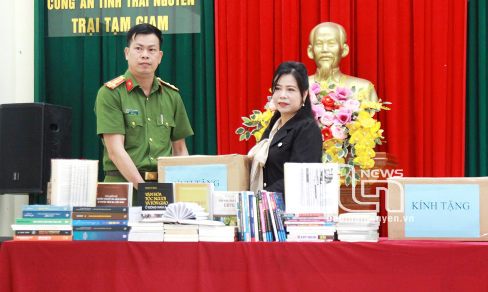 Tiến sĩ Bàn Thị Quỳnh Giao trao tặng sách cho Trại tạm giam Công an tỉnh.