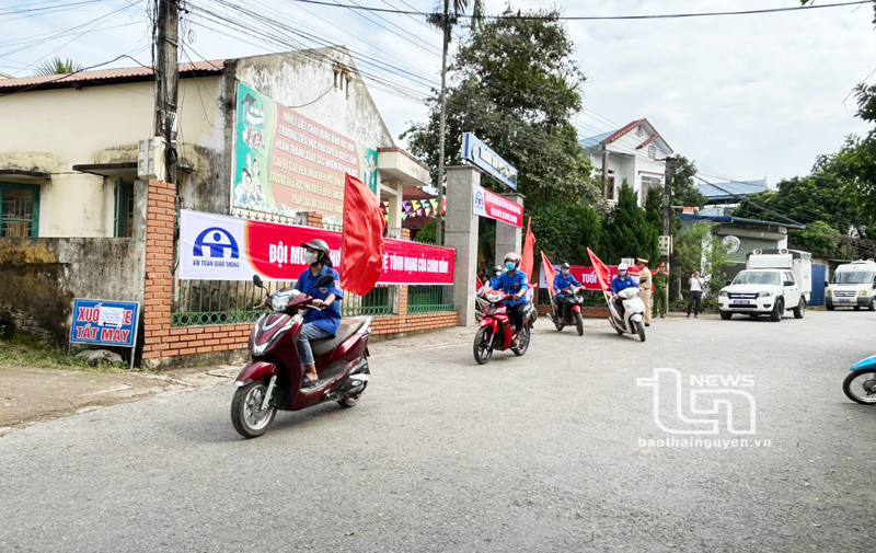 Diễu hành tuyên truyền lưu động về ATGT trên một số tuyến đường ở huyện Đại Từ.