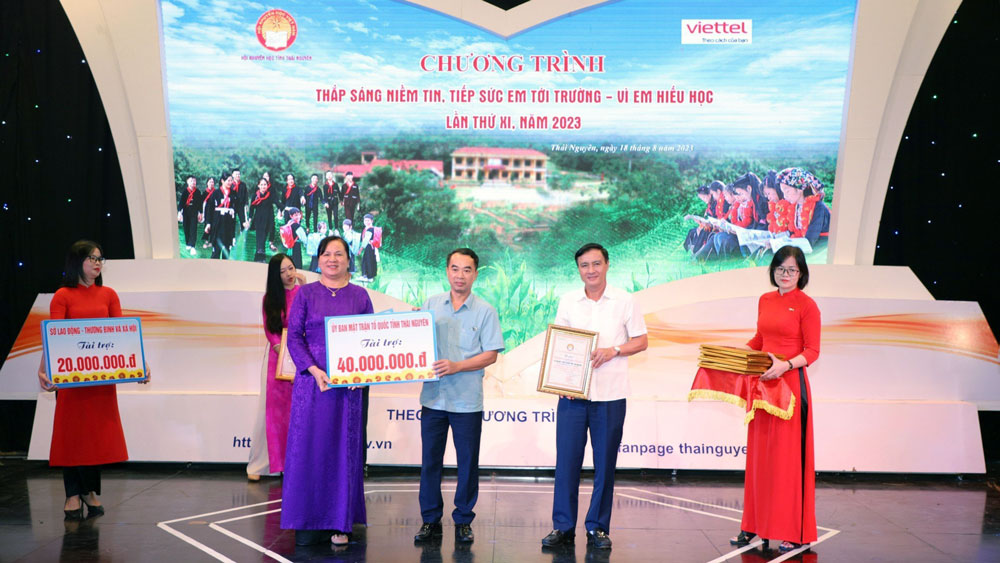 Mặt trận Tổ quốc tiếp sức học sinh nghèo đến trường