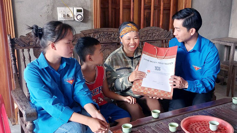 Lãnh đạo Tỉnh đoàn và Thành đoàn Thái Nguyên đến thăm, tặng quà gia đình em Vũ Thị Hồng, học sinh lớp 12A7, Trường THPT Ngô Quyền có bố bị tử vong khi tham gia giao thông.