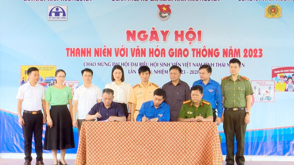 Các đơn vị ký kết chương trình phối hợp liên ngành về tuyên truyền, tổ chức các hoạt động đảm bảo trật tự an toàn giao thông trong thanh thiếu nhi.