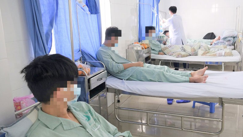 4 trường hợp bệnh nhân là học sinh nhập viện do ngộ độc Nicotine sau khi hút thuốc lá điện tử tại Bệnh viện Bãi Cháy, Quảng Ninh.