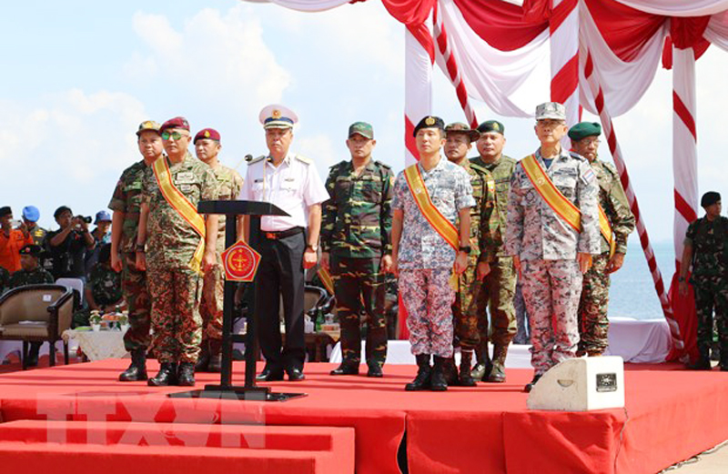 Đại diện quân đội các nước tham gia Diễn tập Đoàn kết ASEAN lần thứ nhất. 