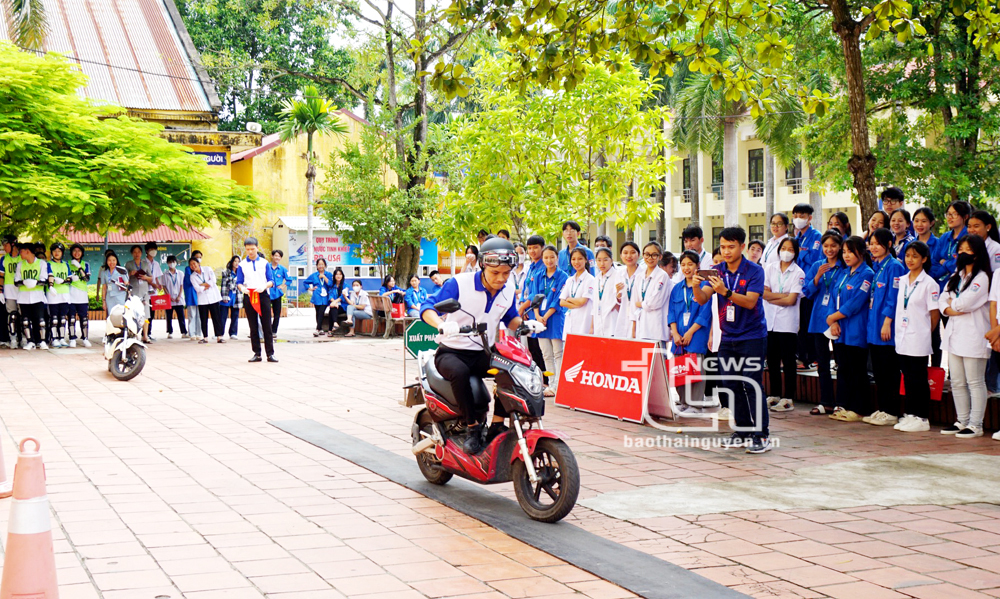 Nâng cao ý thức chấp hành pháp luật về giao thông cho học sinh, sinh viên