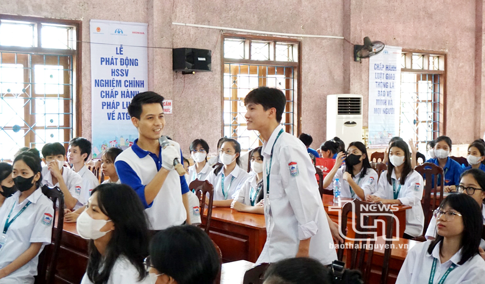 Học sinh Trường THPT Đại Từ trả lời câu hỏi của Ban Tổ chức.