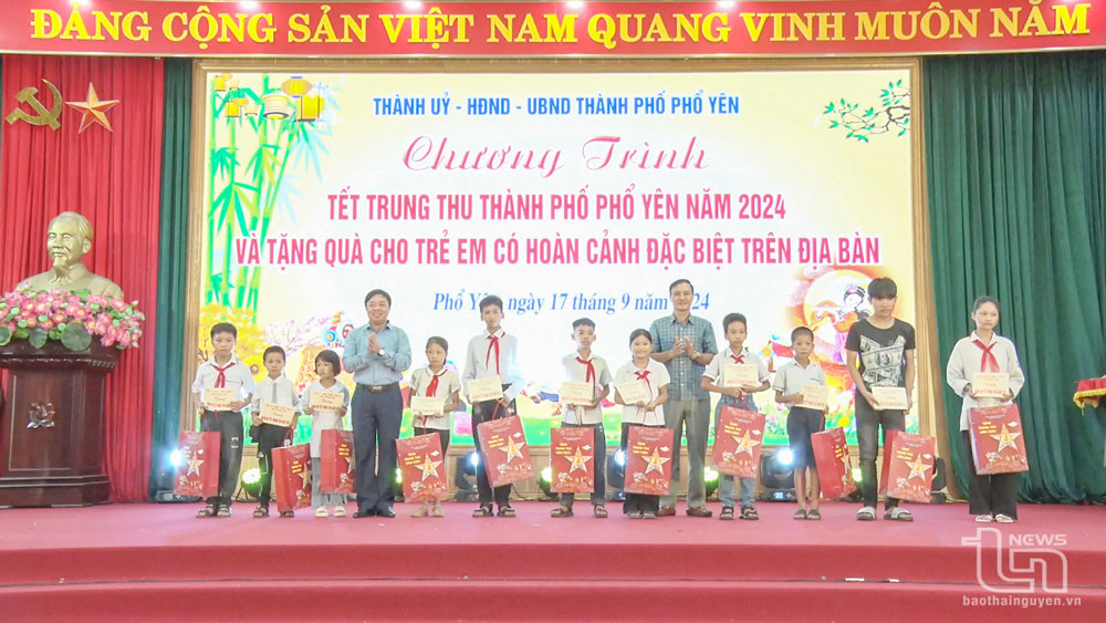 Đồng chí Vũ Duy Hoàng cùng lãnh đạo TP. Phổ Yên trao quà cho trẻ em có hoàn cảnh khó khăn nhân dịp Tết Trung thu.