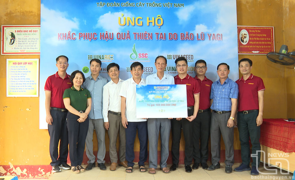 Trao tặng gần 100 bộ bàn ghế cho học sinh vùng bị ngập lụt