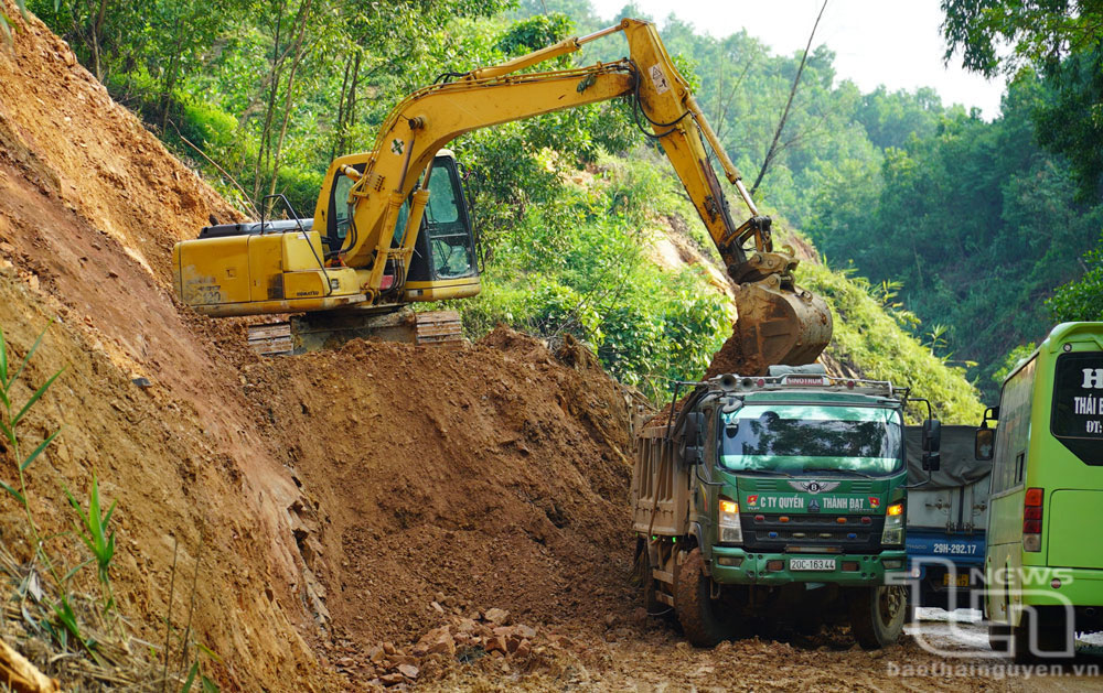 Khẩn trương khắc phục sạt lở trên tuyến Quốc lộ 3C