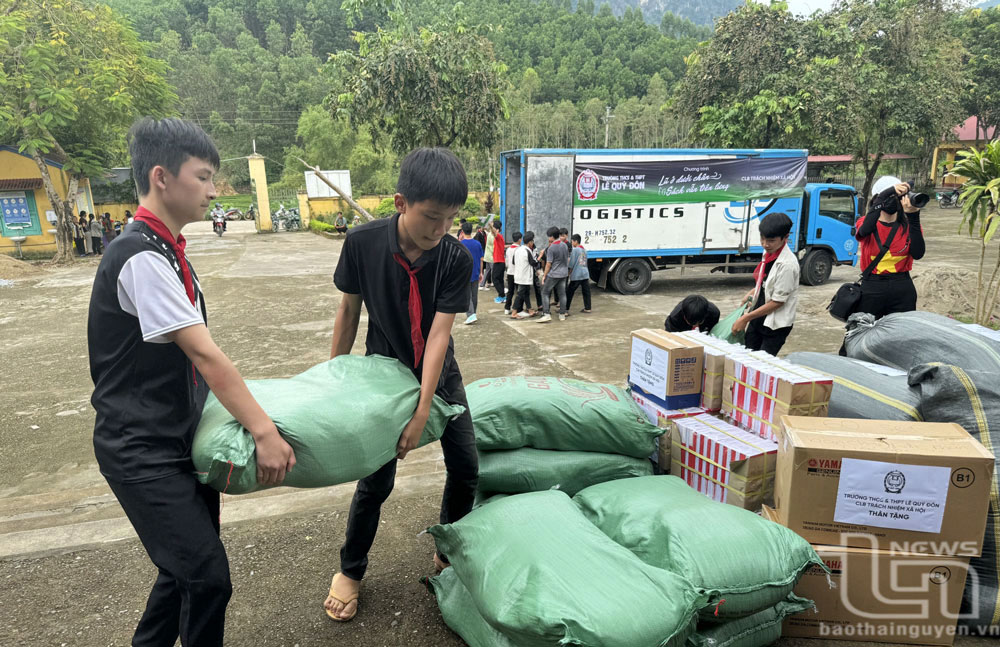 Tặng quà trị giá 190 triệu đồng hỗ trợ học sinh vùng khó