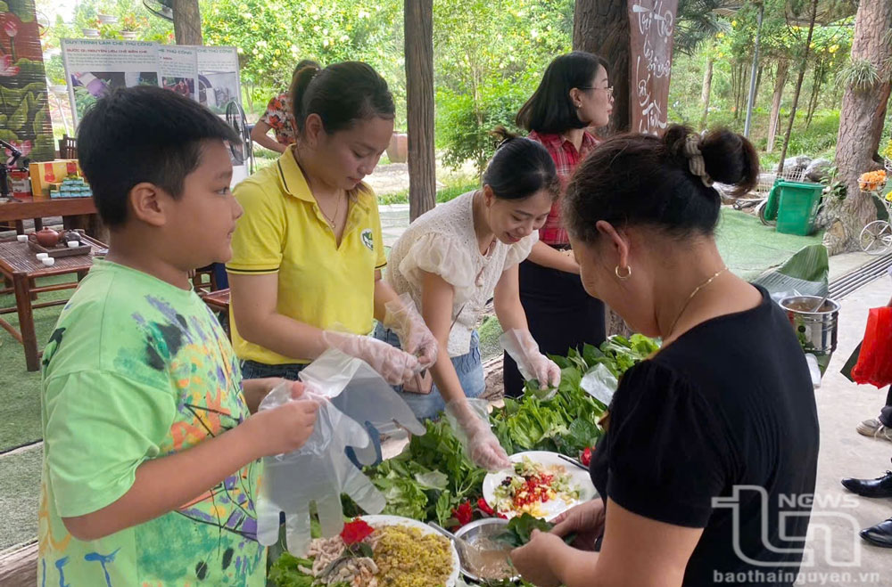 Phiên chợ vùng cao thu hút nhiều du khách đến tham quan, trải nghiệm.
