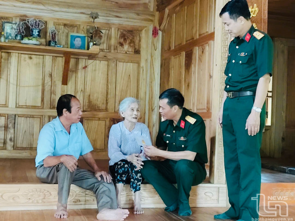 Cán bộ, chiến sĩ Ban CHQS huyện Đại Từ thăm, tặng quà bà Trần Thị Mỳ, là vợ liệt sĩ, ở xã Đức Lương.
