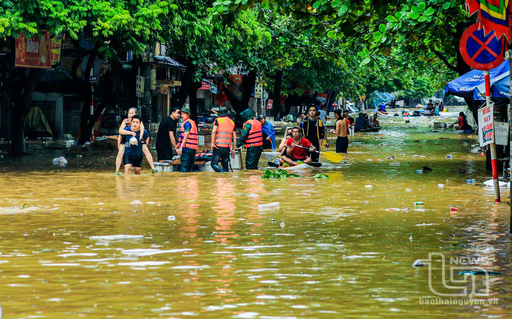 Lực lượng vũ trang hỗ trợ người dân tại khu vực đường Bến Oánh (TP. Thái Nguyên).