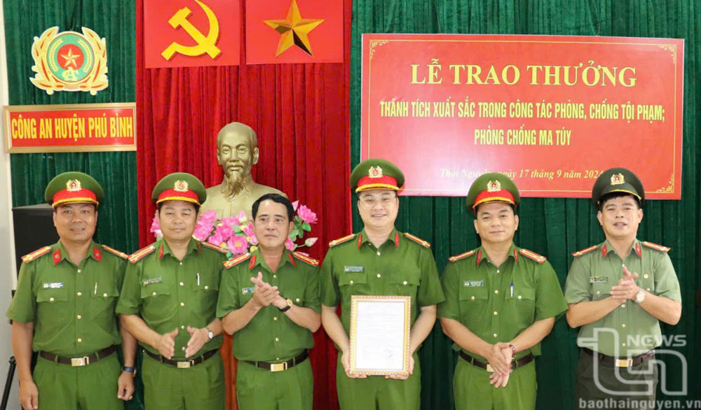 Khen thưởng thành tích xuất sắc trong đấu tranh phòng chống ma túy