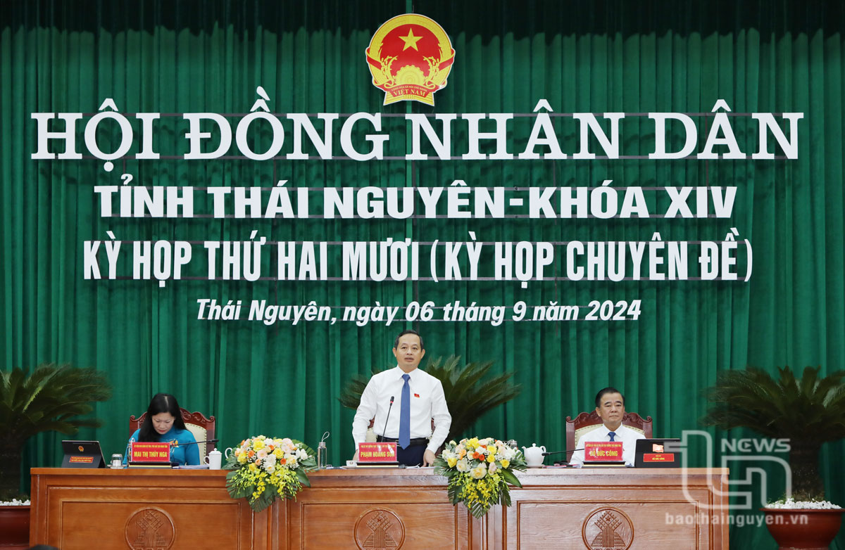 Đồng chí Phạm Hoàng Sơn, Phó Bí thư Thường trực Tỉnh ủy, Chủ tịch HĐND tỉnh, điều hành phần thảo luận, giải trình.
