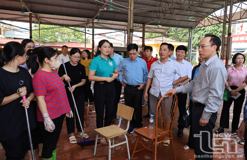 Thứ trưởng Hoàng Minh Sơn kiểm tra, động viên ngành Giáo dục Thái Nguyên