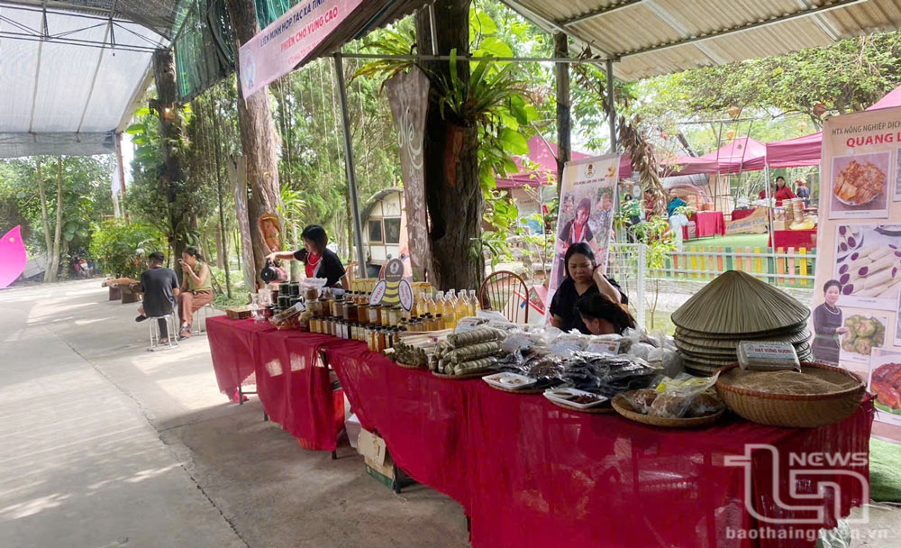 Nhiều sản vật, nông sản đặc sắc được trưng bày tại Phiên chợ.