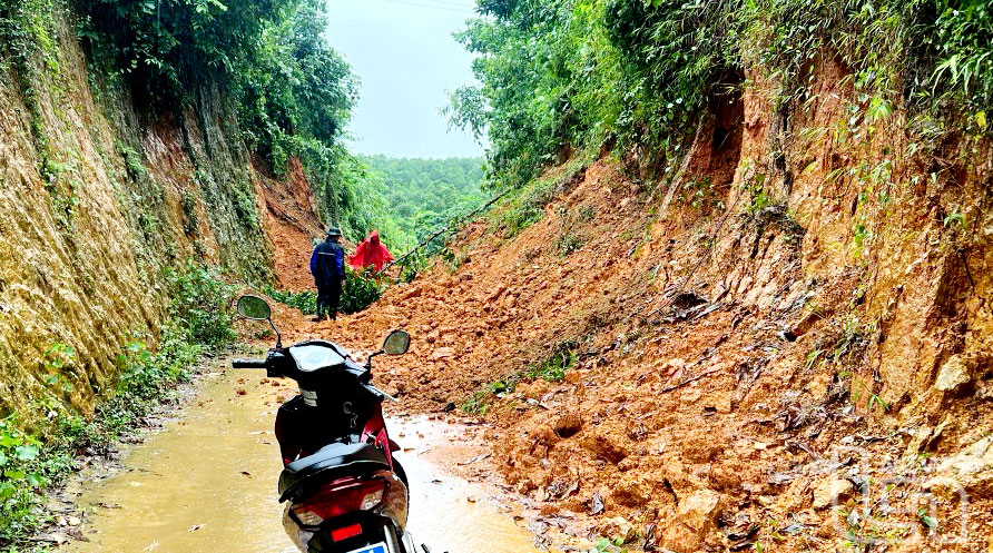 Tình trạng sạt lở đất do mưa lớn xảy ra tại xã Hợp Tiến (Đồng Hỷ) cuối tháng 8-2024 gây ách tắc giao thông. Ảnh: T.L