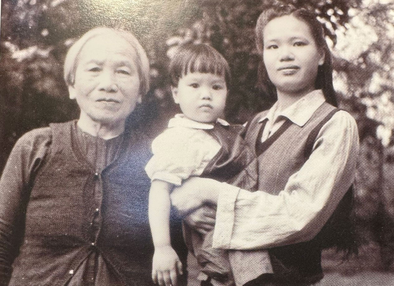 Cụ Nguyễn Thị Kiên - mẹ cùng vợ con Đại tướng tại Định Biên (Định Hóa) năm 1954. Ảnh: Tư liệu 