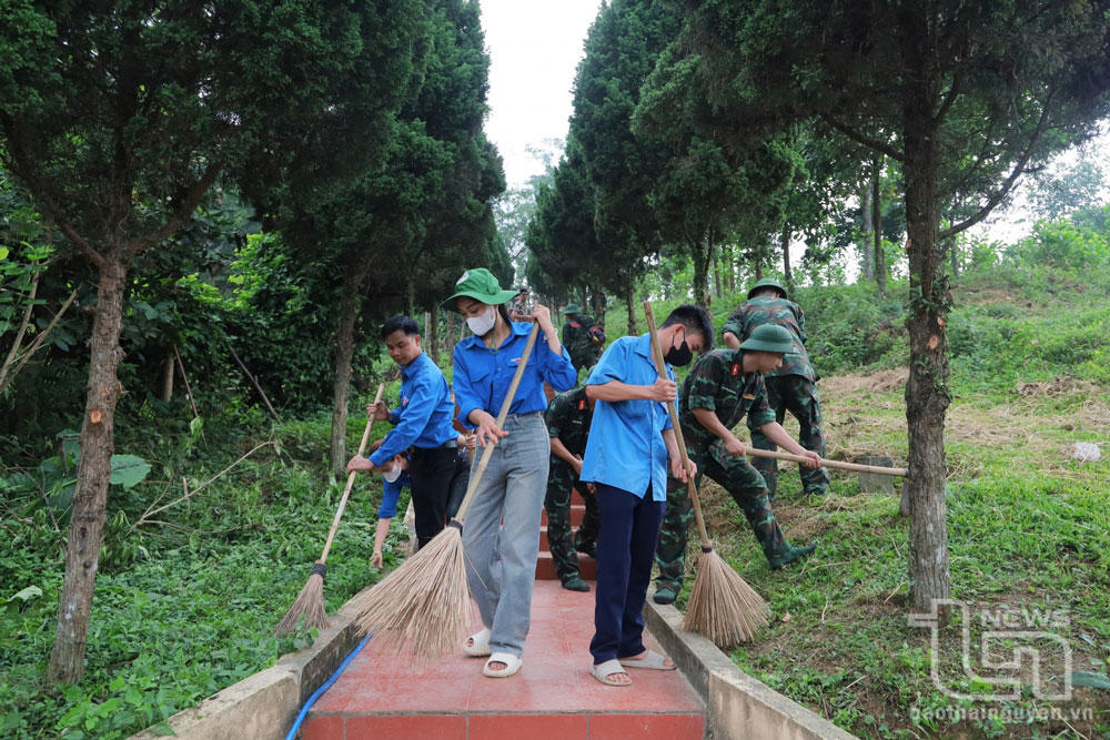 Đoàn viên, thanh niên Học viện Hậu cần và xã Yên Đổ quét dọn vệ sinh tại Bia di tích Lớp huấn luyện cán bộ cung cấp đầu tiên.