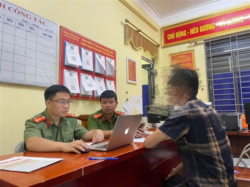 Một đối tượng đưa tin thất thiệt về vỡ đê tại tỉnh Bắc Giang trên mạng xã hội bị Công an huyện Yên Dũng triệu tập làm việc. Ảnh: baophapluat.vn 