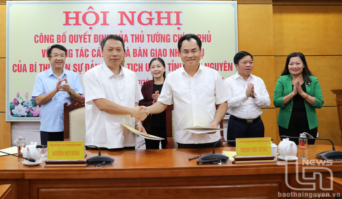 đồng chí Bí thư Tỉnh ủy Trịnh Việt Hùng và đồng chí Chủ tịch UBND tỉnh Nguyễn Huy Dũng đã ký Biên bản bàn giao nhiệm vụ Bí thư Ban Cán sự đảng, Chủ tịch UBND tỉnh.