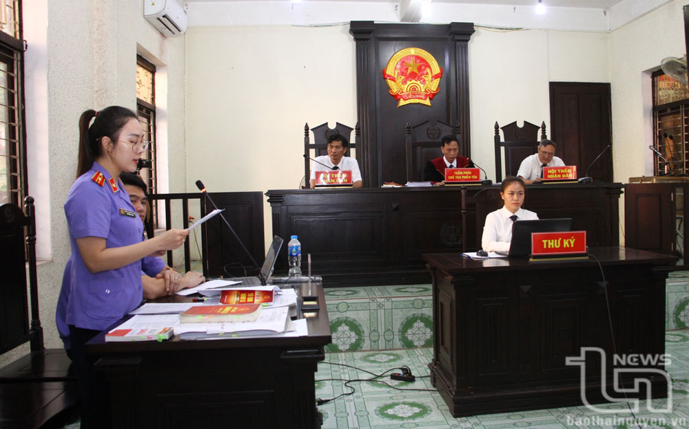 Đại diện Viện Kiểm sát nhân dân huyện Phú Lương công bố cáo trạng.