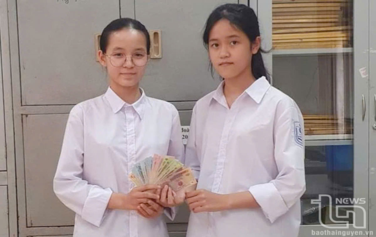 Học sinh Trường THPT Phú Bình trả lại tiền cho người đánh rơi