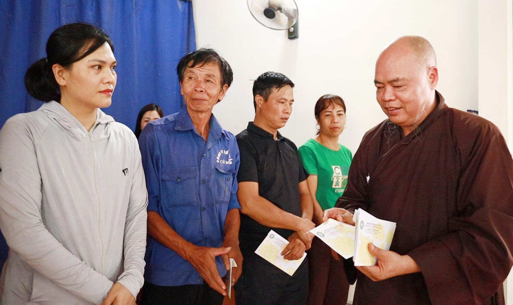 Giáo hội Phật giáo Việt Nam tặng quà nhân dân vùng ngập lụt tại TP. Phổ Yên