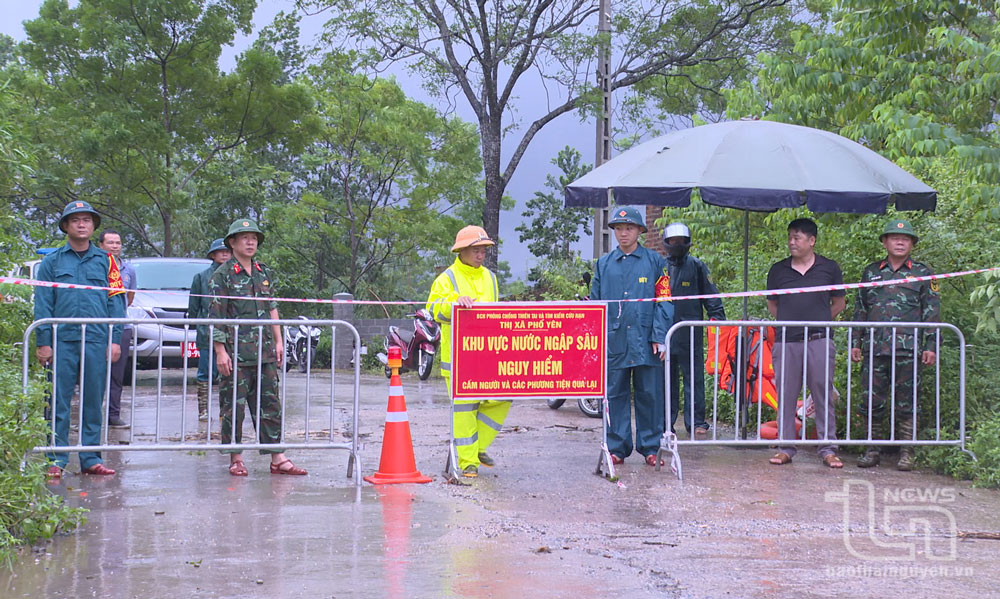 Dân quân xã Phúc Thuận (TP. Phổ Yên) chốt chặn ở tất cả các đập tràn trên địa bàn.