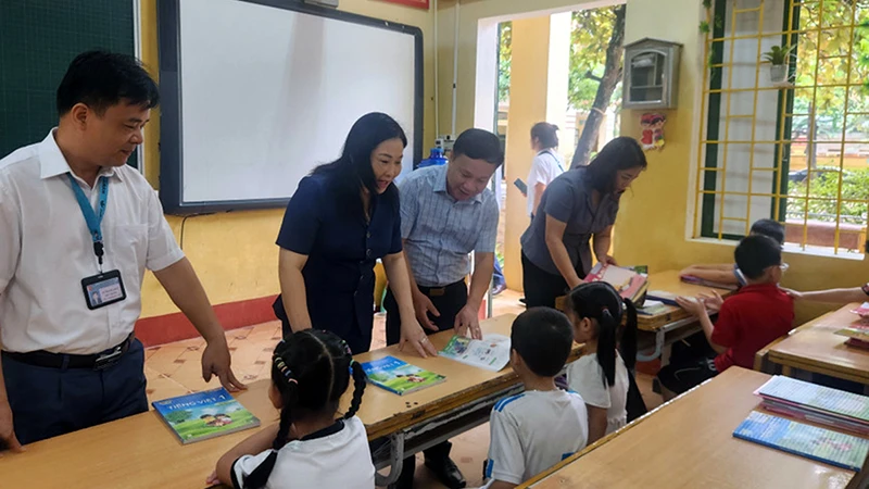  Sớm đưa học sinh vùng lũ trở lại trường học
