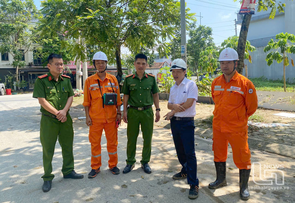 Ngành Điện phối hợp với lực lượng chức năng địa phương kiểm tra thực địa tại các vị trí nước đã rút.