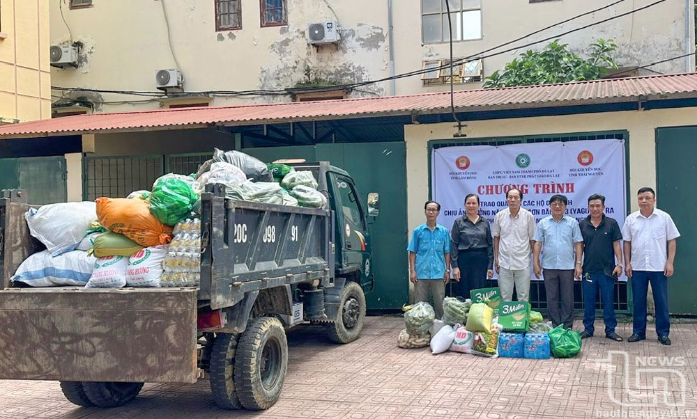 Đại diện lãnh đạo Hội Khuyến học tỉnh, huyện phú Bình và nhà tài trợ trao quà tượng trưng cho một xã thuộc huyện Phú Bình.