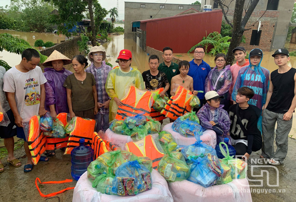 Đội Xung kích Thái Hưng cùng các mạnh thường quân trao quà cứu trợ  trong những ngày mưa lũ lịch sử.