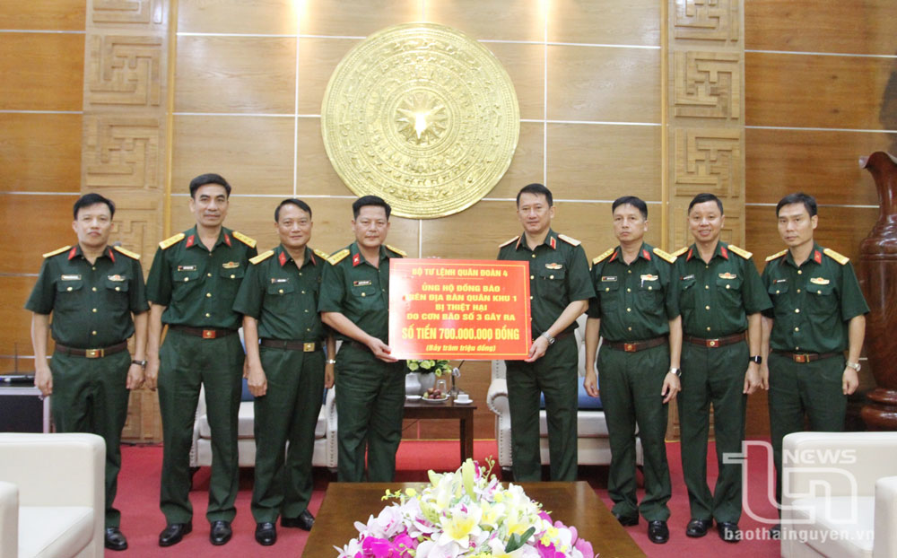 Thiếu tướng La Công Phương, Phó Chính ủy Quân khu 1 tiếp nhận số tiền hỗ trợ đồng bào Việt Bắc bị thiệt hại do bão số 3 của Quân đoàn 3 ủng hộ.