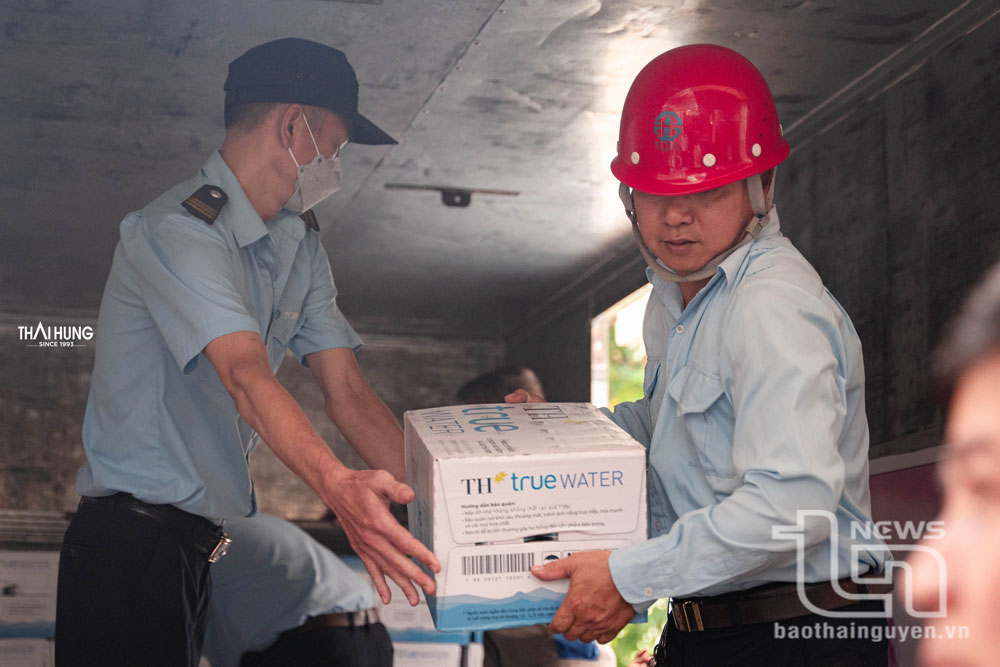 Vận chuyển lương thực, nhu yếu phẩm đến với người lao động chịu ảnh hưởng bởi cơn bão số 3 tại Công ty TNHH Gang thép Tuyên Quang.
