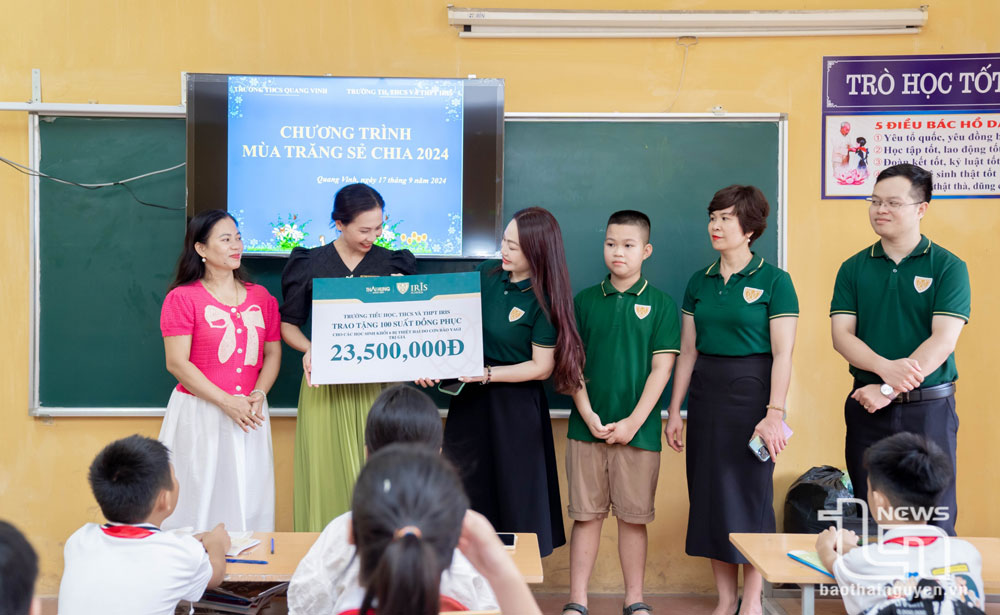 Đại diện Nhà trường trao tặng đồng phục cho học sinh Trường THCS Quang Vinh (TP. Thái Nguyên).