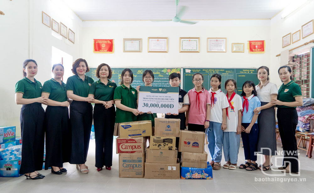 Trường Iris School trao tặng sách cho Thư viện Trường Tiểu học Quang Vinh.
