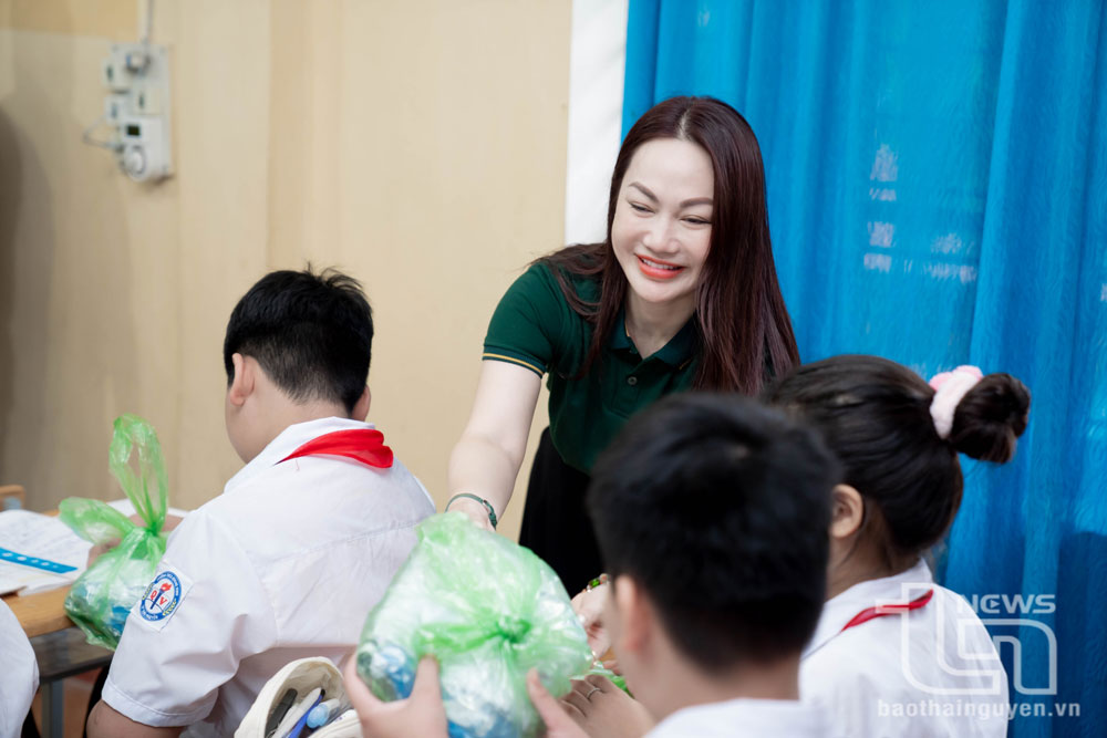 TS. Bạch Phương Vinh, Tổng Hiệu trưởng Iris School trao đồng phục tận tay các em học sinh.