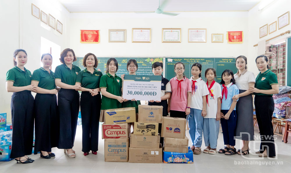 Iris School trao tặng sách cho thư viện Trường Tiểu học Quang Vinh.
