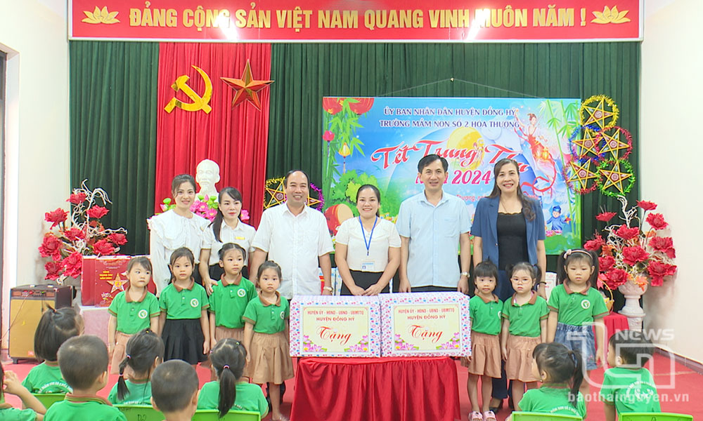 Đoàn của huyện Đồng Hỷ do đồng chí Nguyễn Văn Ngọc, Bí thư Huyện ủy, làm Trưởng đoàn, tặng quà tại Trường Mầm non số 2 Hóa Thượng.